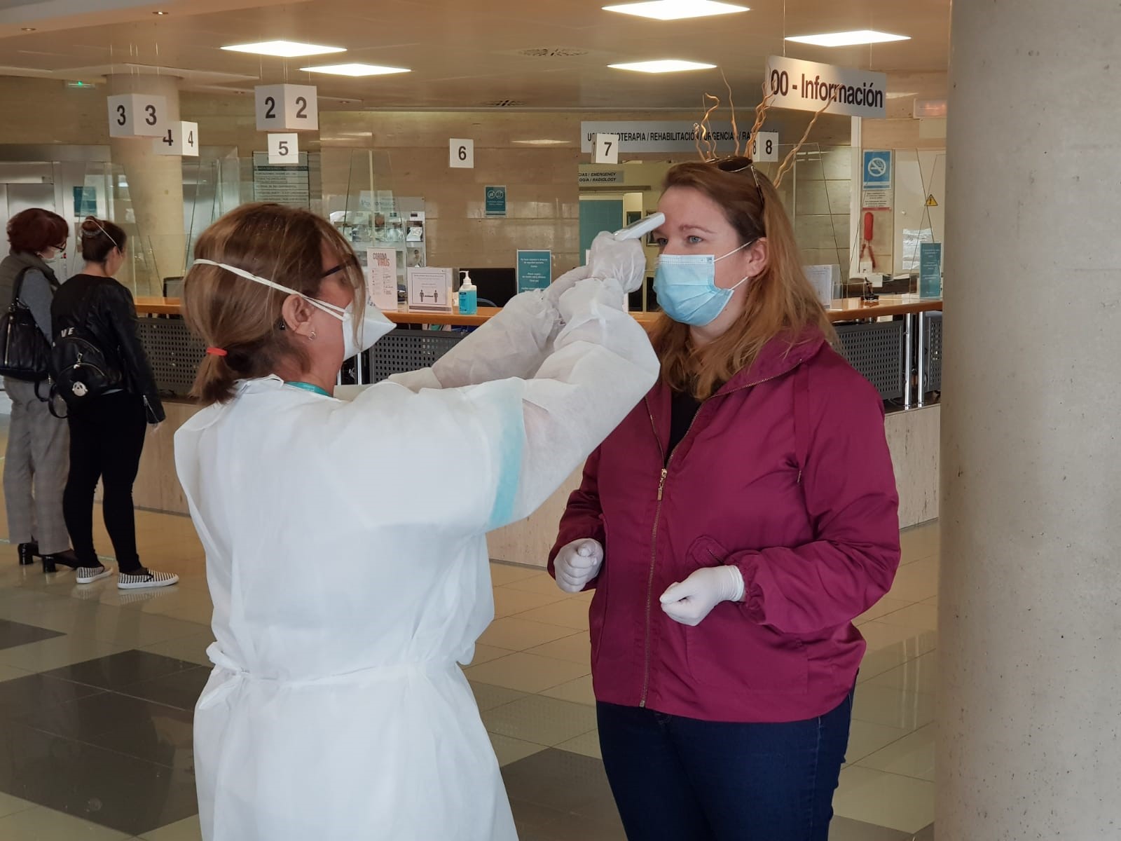 Quirónsalud entrega mascarillas guantes y realiza toma de temperatura