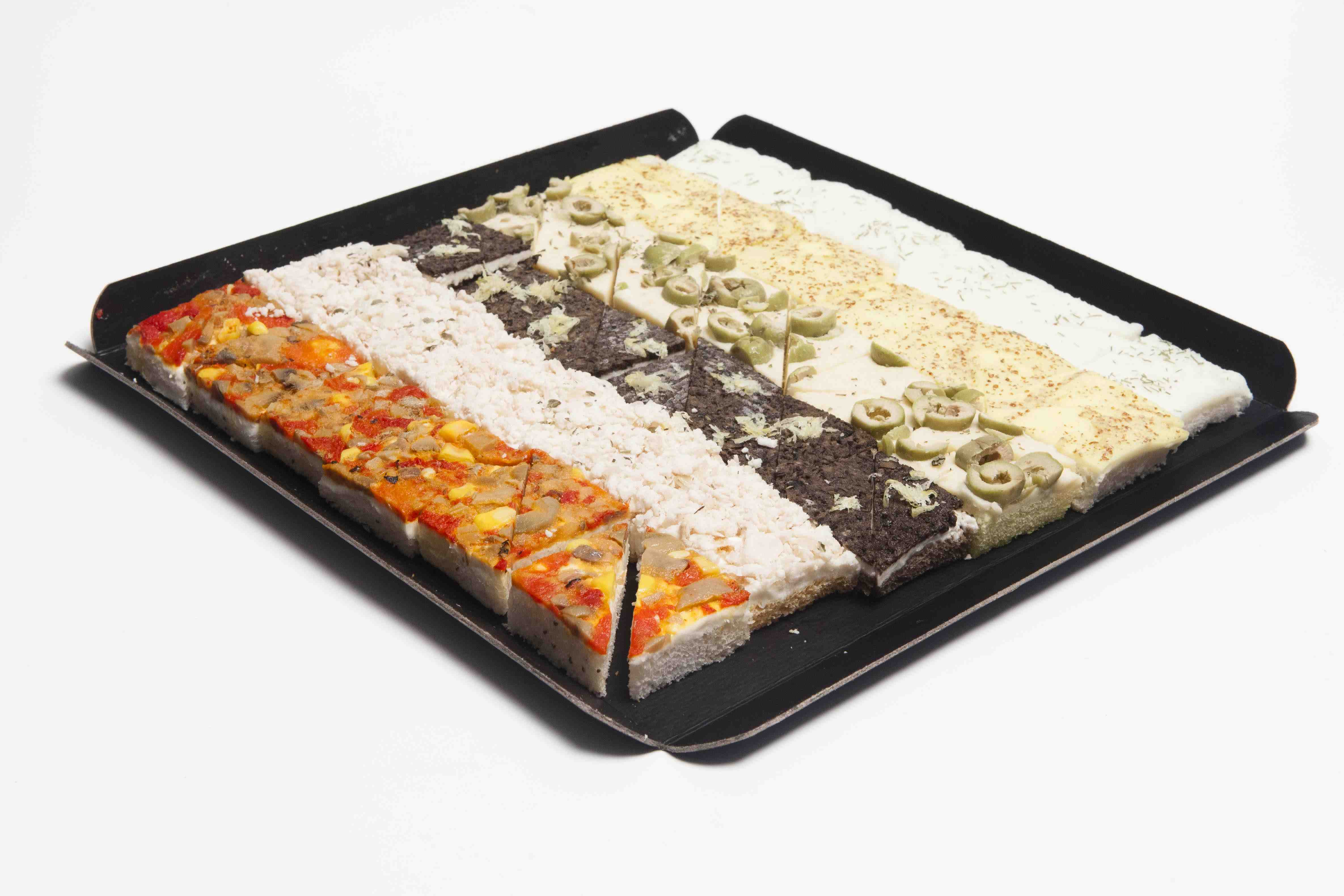 Bandeja canapes pan colores fondo blanco